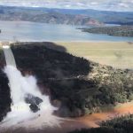 Noskaties kā inženieri cenšas nolaist ūdens līmeni Oroville dambī Kalifornijā, ASV