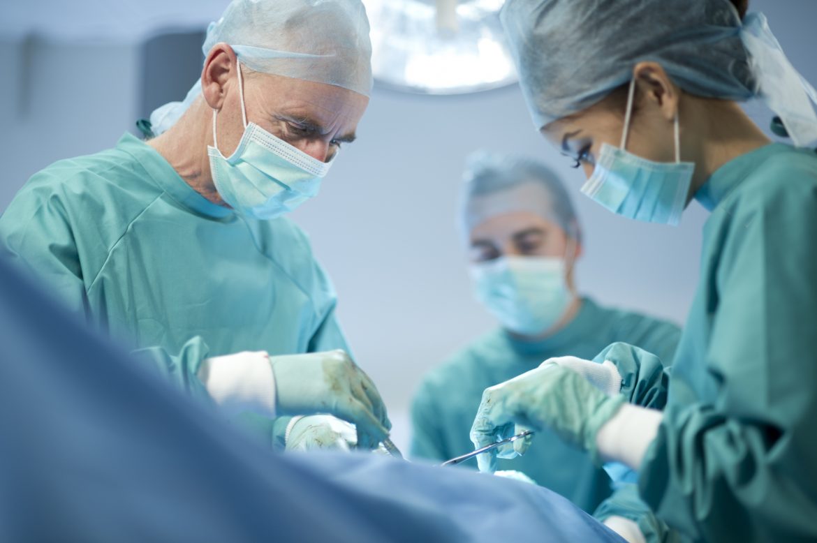Vai zini kāpēc ķirurgi vienmēr valkā zaļu vai zilu halātu