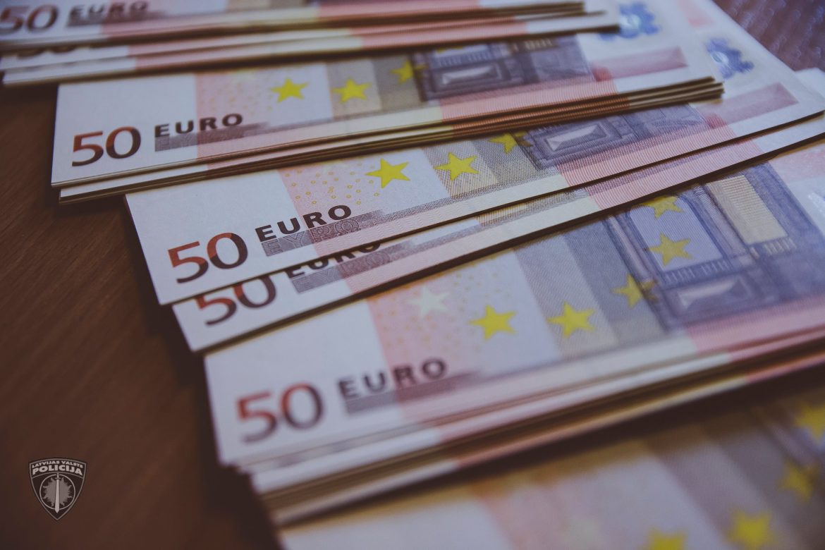 Aiztur vīrieti, kurš uz citu personu vārdiem ņēmis ātros kredītus aptuveni 6 600 eiro apmērā