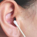 LOR speciālistu padomi: kāpēc ausis nedrīkst tīrīt ar vates kociņiem
