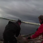 VIDEO: Policisti no Daugavas izglābj slīkstošu alni