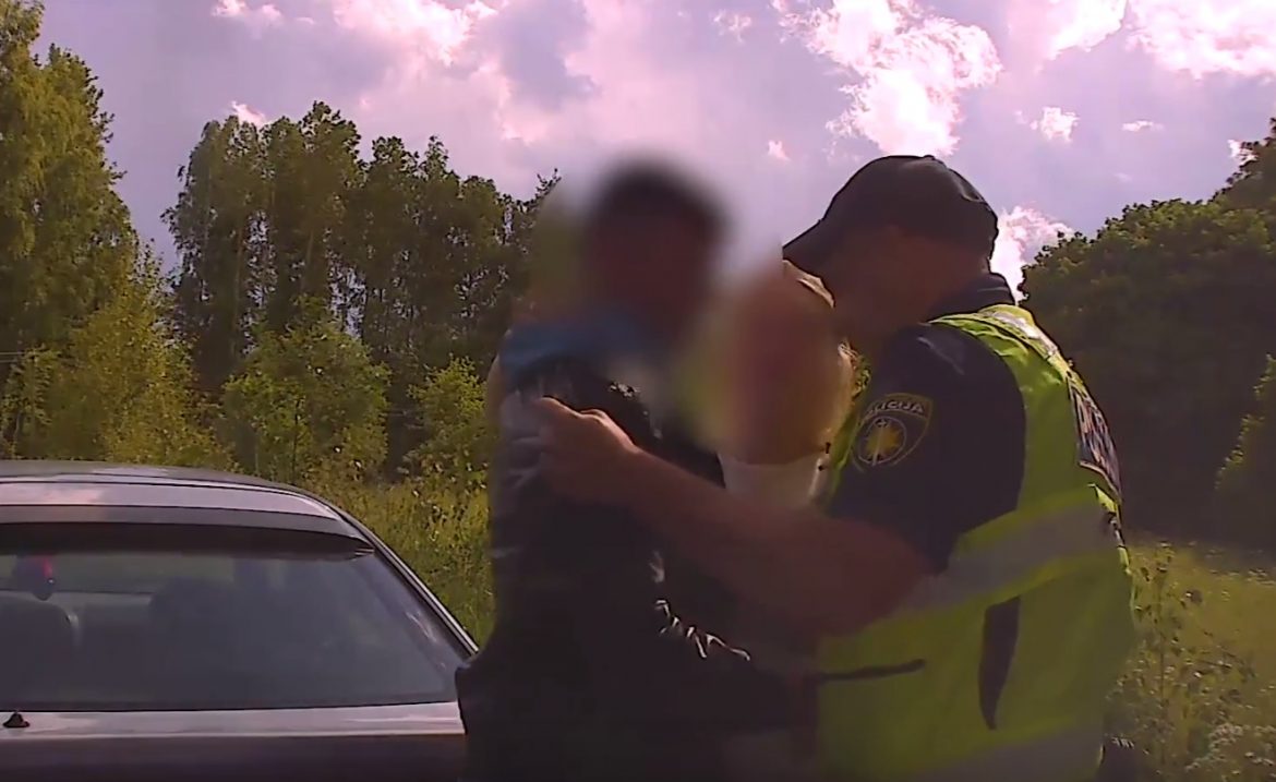 VIDEO: Kārsavas novadā aiztur jaunieti, kurš bēg no policijas! Viņa draudzene dāvā kaislīgus skūpstus…