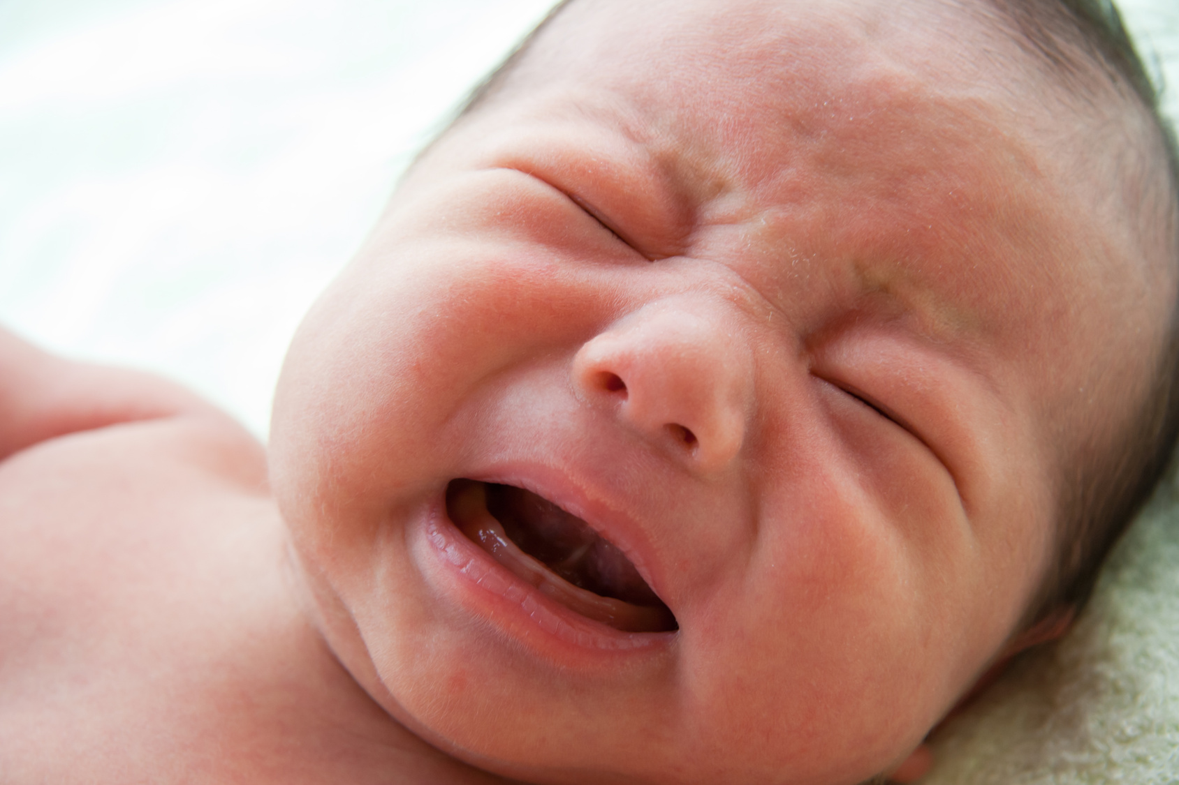 Почему новорожденного трясет. Цианоз носогубного треугольника. Младенец плачет. Посинение носогубного треугольника у новорожденных. Плач новорожденного ребенка.